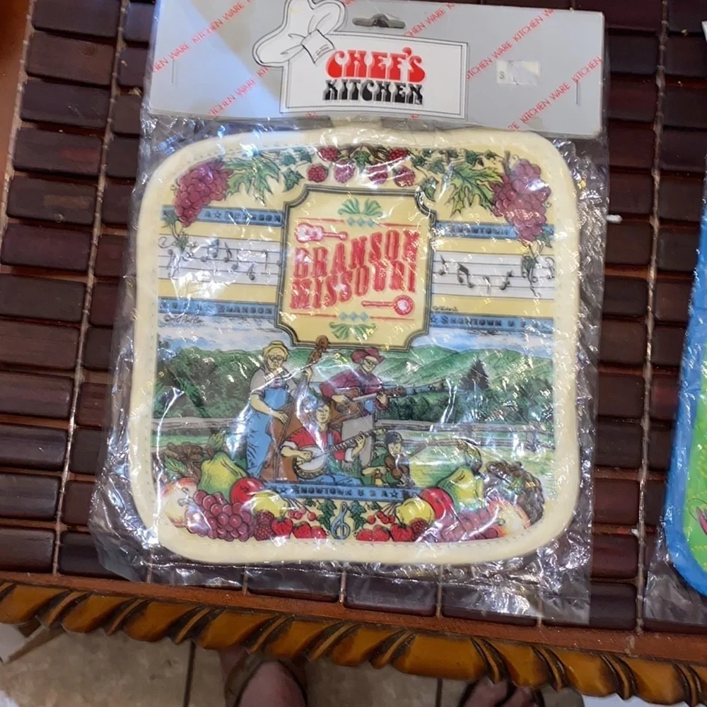 Chef Kitchen kitchen mittens and 2 heat pads